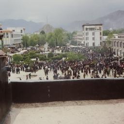 Tibetan demonstrators gathe...