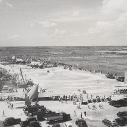 Crowds at Kiangwan Airfield...