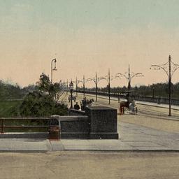 Entrance to Washington Brid...