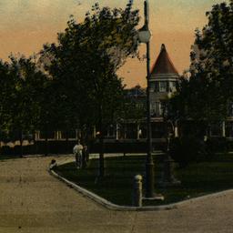Entrance to Ravenhalls, Con...