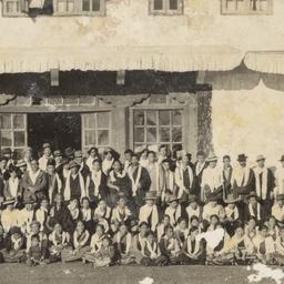 Large Tibetan gathering in ...