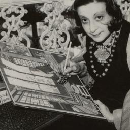 Li Gotami while painting on...