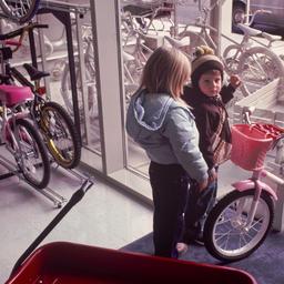 Inside/outside bicyle displ...