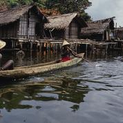 Tiagba village, lagoon hous...