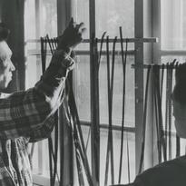 Hyŏng-p'yo Yi examining...