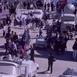 Crowds walking on undulatin...