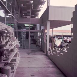 Inside/outside cookware dis...