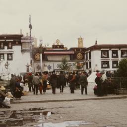 Tibetan demonstrators gathe...