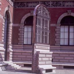 Exterior view, Museum fur a...
