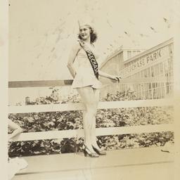 Bathing Beauties: Miss Stee...