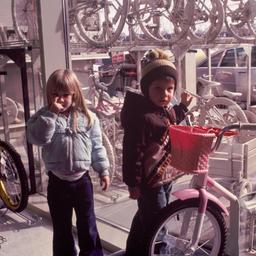 Inside/outside bicyle displ...
