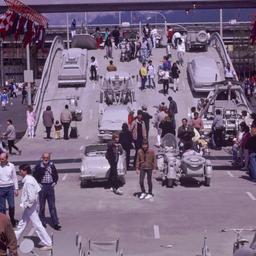 Crowds walking on undulatin...