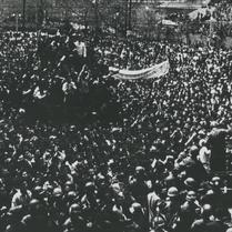 Large crowds of soldiers an...