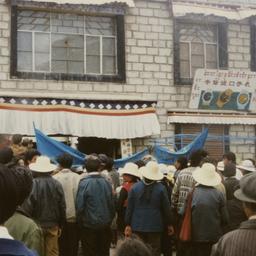 Tibetan demonstrators gathe...