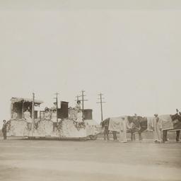 Floats/Parade Wagons: Women...