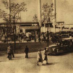 Visitors Arriving at New Yo...