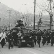 Demonstrators running and s...