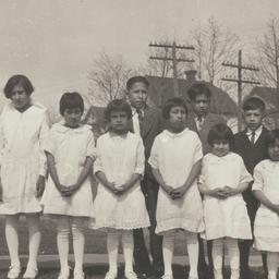 Native American Girls in Wh...