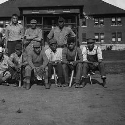 Group Portraits of a Baseba...